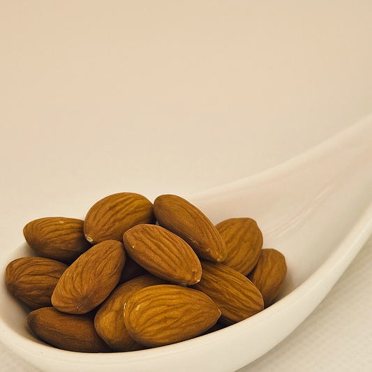 Almendra cruda con piel
